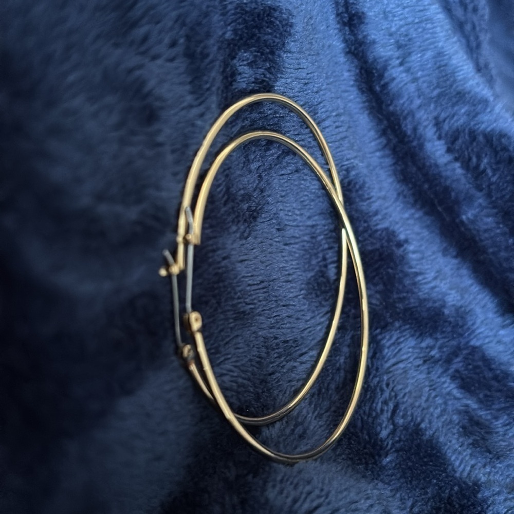 Vintage style Gold tone fashion hoop earrings - Picture 7 of 7